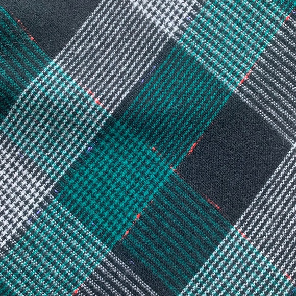 Vintage 80s plaid skirt in green, black and grey with red thread. - Picture 6 of 6